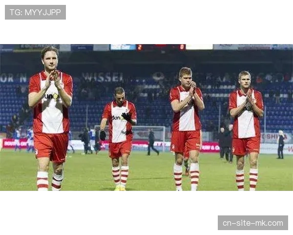 格拉夫夏普逼平乌得勒支 德比战激烈场面层出不穷 格拉夫夏普逼平乌得勒支 德比战激烈场面层出不穷