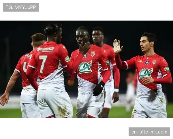 摩纳哥前场压迫强度不足 高位逼抢失败后回收阵型速度偏慢 摩纳哥前场压迫强度不足 高位逼抢失败后回收阵型速度偏慢